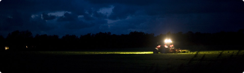 Traktor med kraftige arbejdslamper om natten